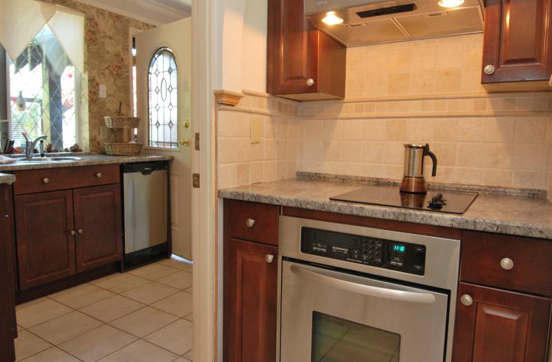 Pennyroyal Suite Heathergate House Vacation Rental, Victoria BC